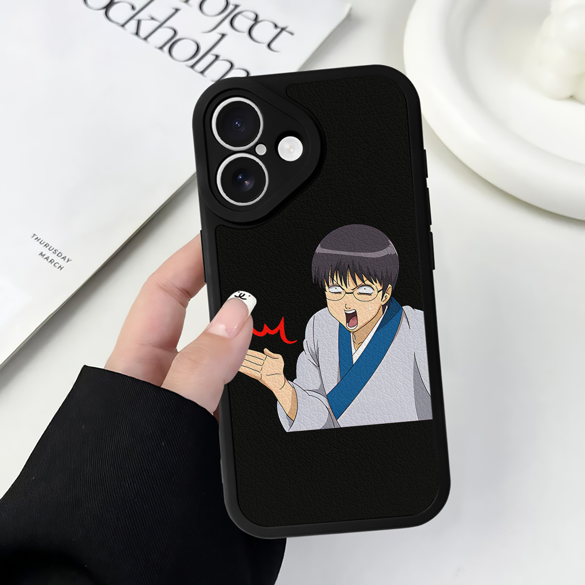 （画像用） ぎんたま 坂田銀時（さかたぎんとき） 神楽 志村新八（しむら しんぱち） GINTAMA Sakata Gintoki Kagura Shimura Shinpachi 【iPhone 16シリーズ対応】シリコンスマホケース（レザー調） 材質：シリコン